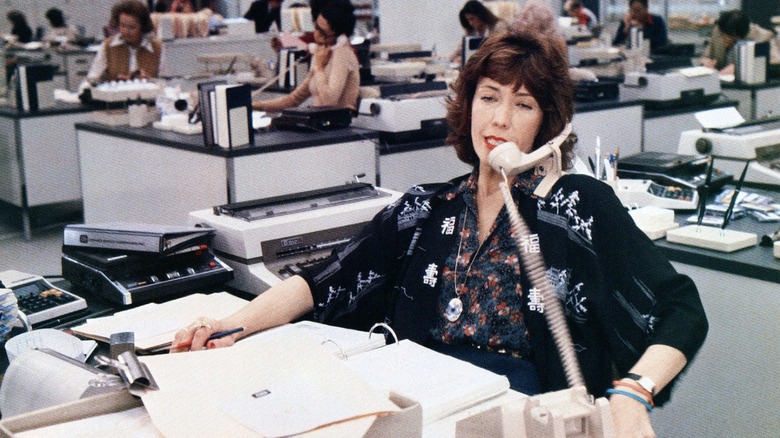 Violet Newstead répondant à un appel à son bureau de 9h à 17h (1980)