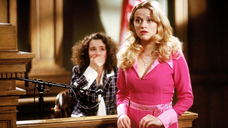 Elle Woods a l'air choquée lors d'un procès dans Legally Blonde (2001)