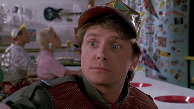 Marty McFly dans Retour vers le futur II, l'air choqué dans un restaurant