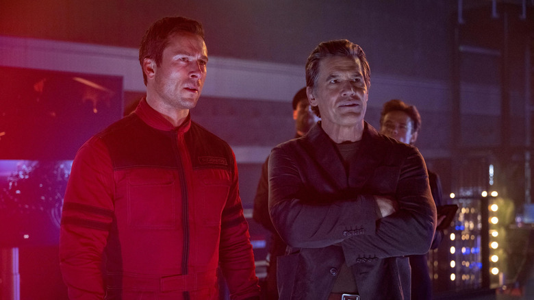 Ben Richards et Dan Killian debout ensemble dans 