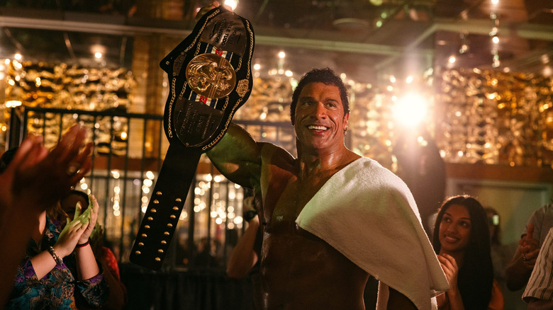 Mark Kerr tient une ceinture en l'air 