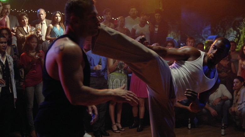 Isaiah donne un coup de pied 