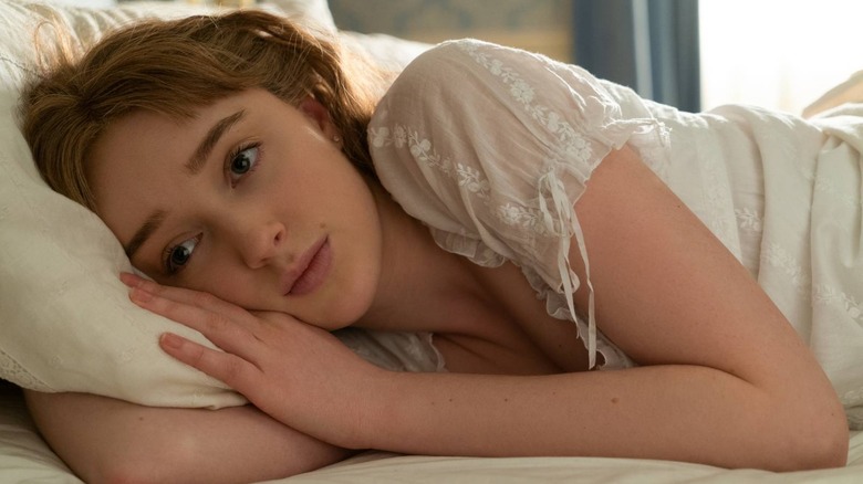 Daphné Bridgerton allongée dans son lit à Bridgerton