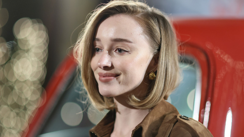 Phoebe Dynevor assiste à l'avant-première média de The Ralph Lauren Holiday Experience le 5 décembre 2025