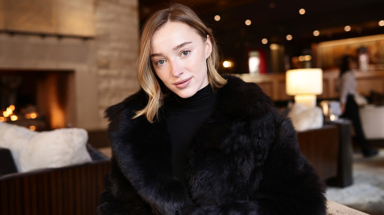 Phoebe Dynevor participe aux Championnats du monde de polo sur neige St. Regis 2025