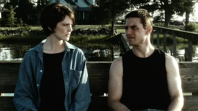 Lara et John assis sur un banc dehors dans Minority Report