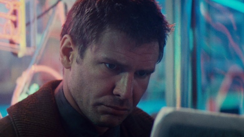 Rick Deckard regardant un écran dans Blade Runner
