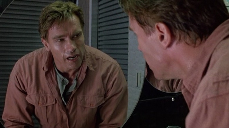 Douglas Quaid se parle dans un miroir dans Total Recall