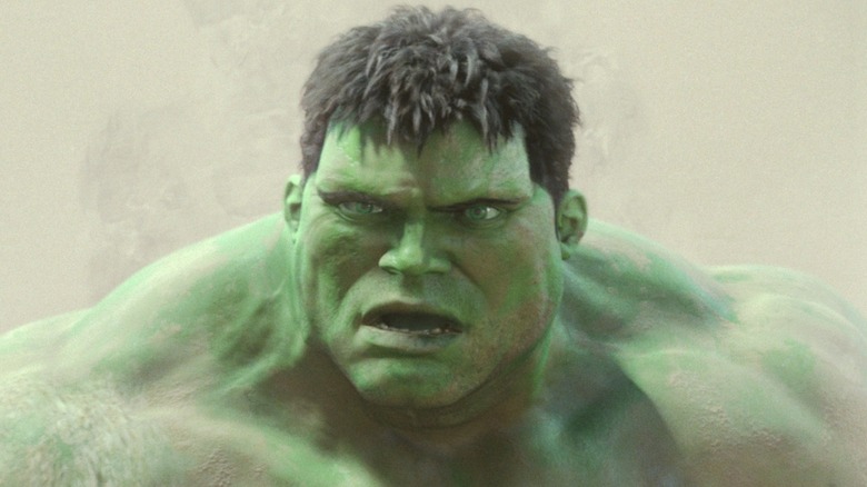 Hulk regardant autour de lui dans l'épave 