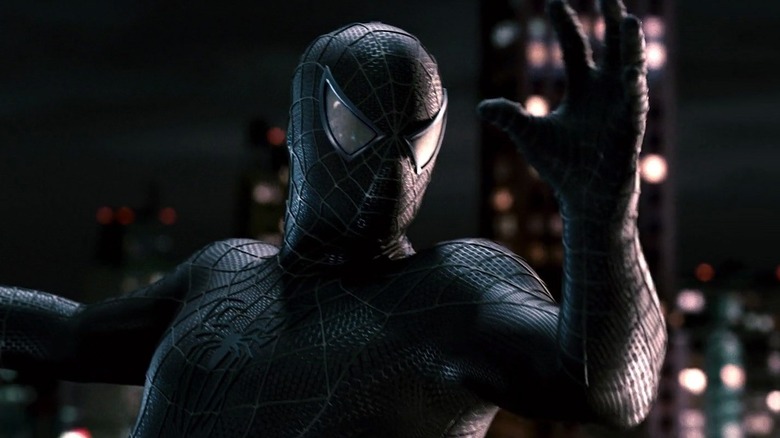 Peter Parker savourant son nouveau super costume aux couleurs sombres 