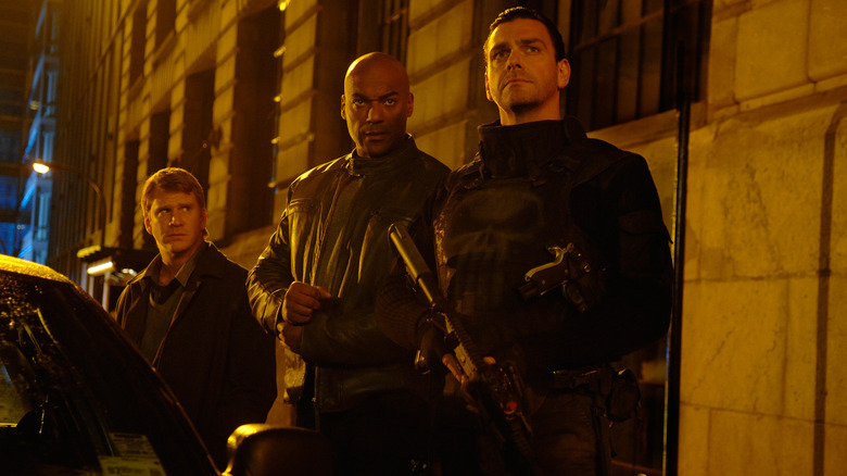 Frank Castle se prépare à un combat avec ses alliés 