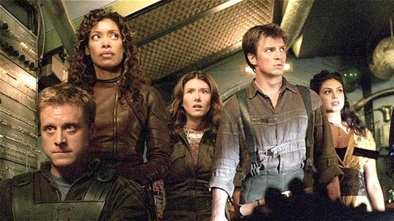 Mal, Kaylee, Zoë, Wash et Inara réunis dans un bateau dans Serenity (2005)