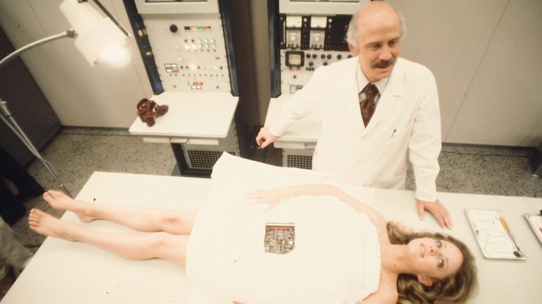 Le superviseur en chef travaillant sur une femme robot dans Westworld (1973)