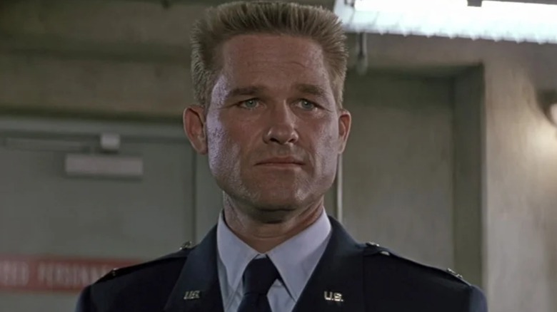 Le colonel O'Neil porte un uniforme militaire dans Stargate (1994)