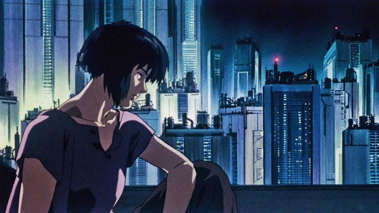 Major regardant les toits de la ville dans Ghost in the Shell (1995)