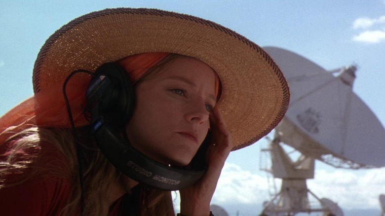 Dr Ellie Arroway écoutant des écouteurs dans Contact (1997)