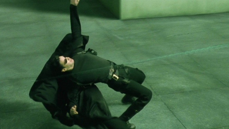 Neo esquivant les balles dans The Matrix (1999)
