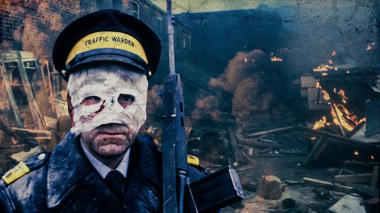 Un agent de la circulation se trouve parmi les ruines de Sheffield en 