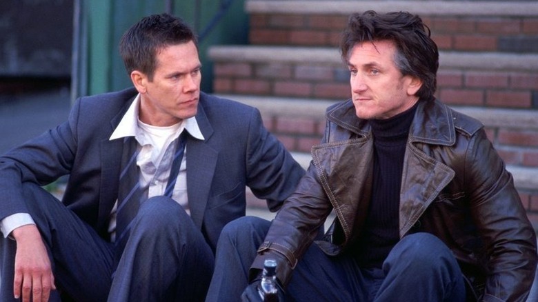 Sean et Jimmy assis sur les marches 