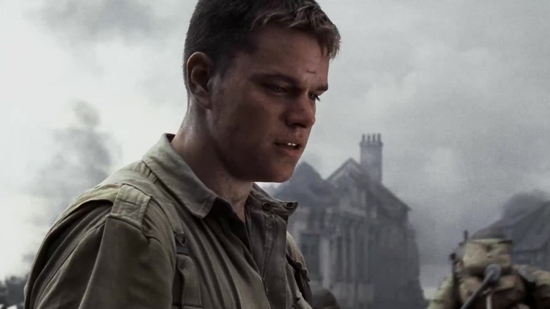 Ryan regarde au milieu d'un champ de bataille 