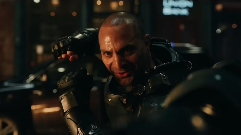 Scorpion avec un poing levé 