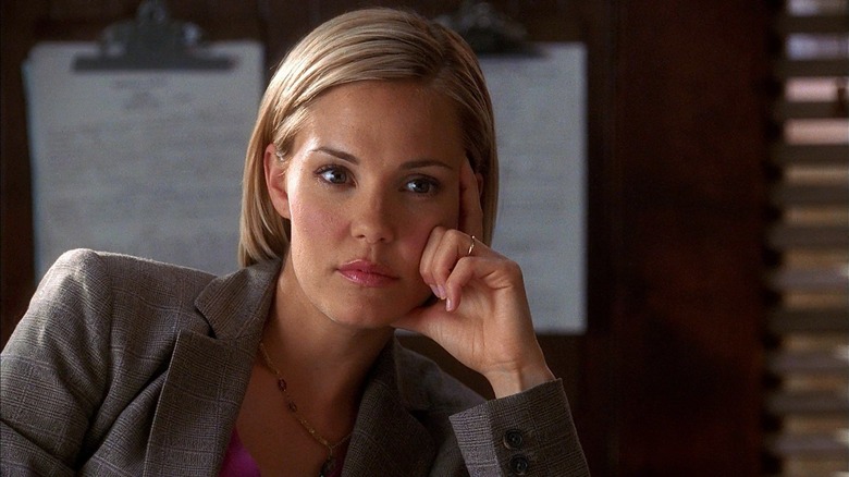 Lu Simmons repose sa tête