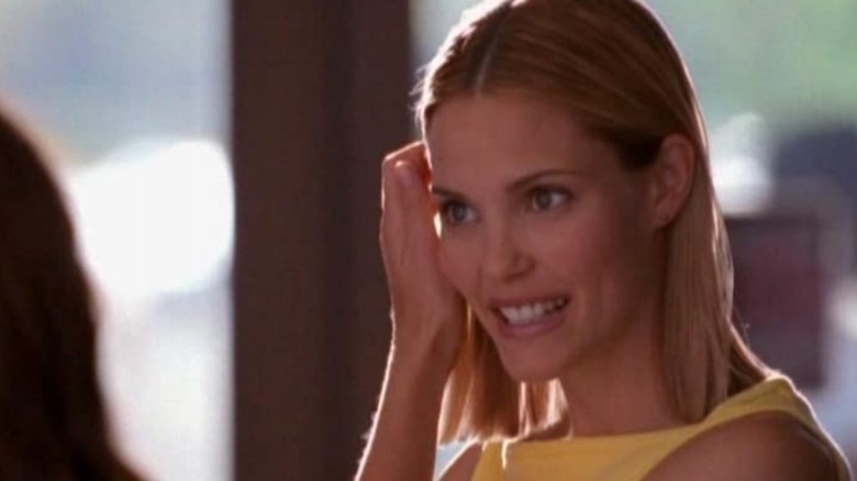 Brooke McQueen se brosse les cheveux