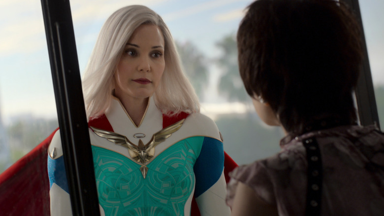 Lady Liberty devant une fenêtre