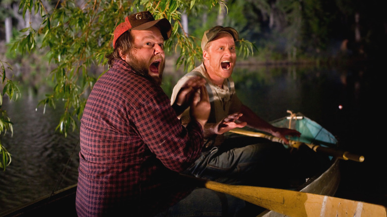 Tucker et Dale crient dans leur bateau 
