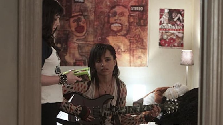 Becca debout à côté de Pearl et de sa guitare