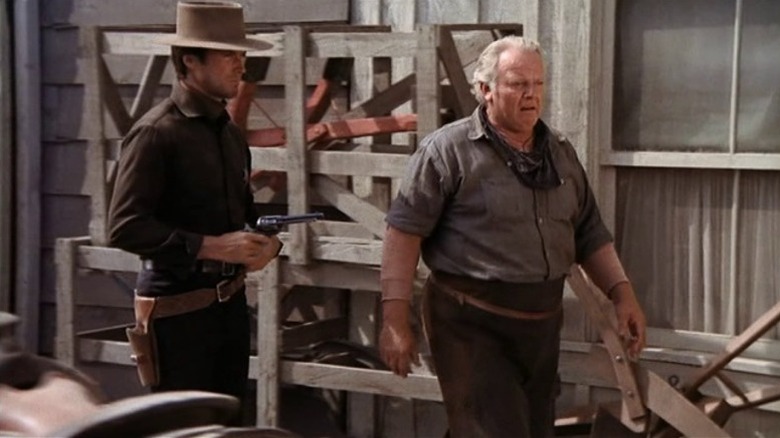 Le maréchal Jedediah Cooper tient Matt Stone sous la menace d'une arme dans Hang 'Em High