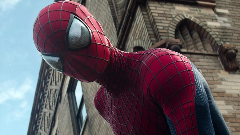 Spider-Man regardant vers le bas
