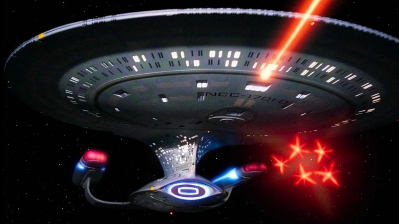 L'USS Enterprise NCC-1701-D tire des phaseurs et des torpilles à photons