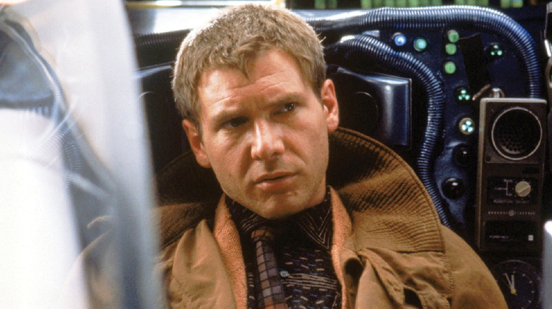 Deckard dans une voiture futuriste