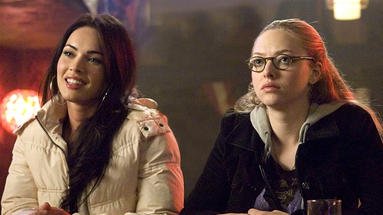 Jennifer et Needy assis côte à côte dans Jennifer's Body (2009)