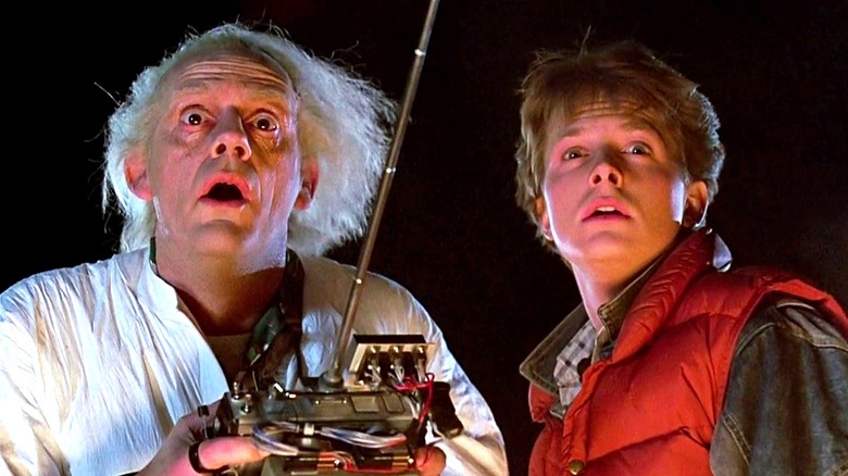 Doc Brown tenant une télécommande avec une longue antenne à côté de Marty McFly dans Retour vers le futur