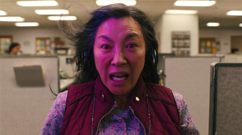 Evelyn a l'air peinée alors qu'elle saute dans un univers alternatif