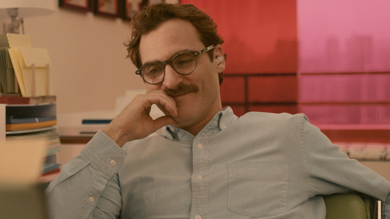 Théodore écoutant Samantha dans son oreillette dans Elle