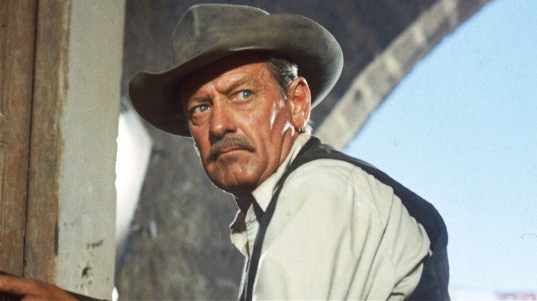 Pike Bishop regardant autour de lui dans The Wild Bunch