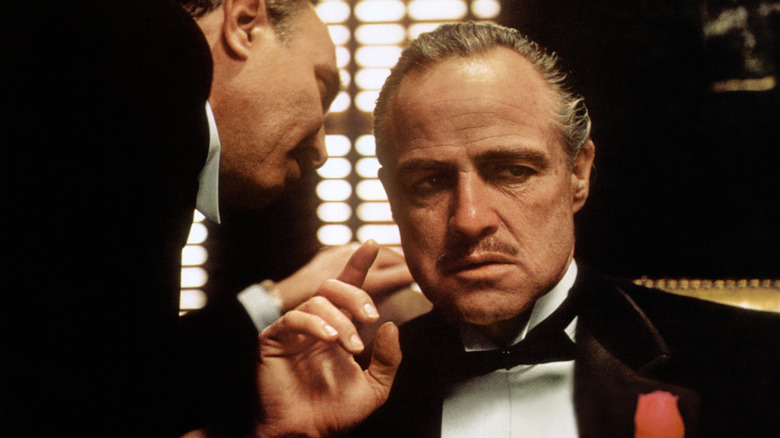 Bonasera murmurant à l'oreille de Don Vito Corleone "Le parrain"