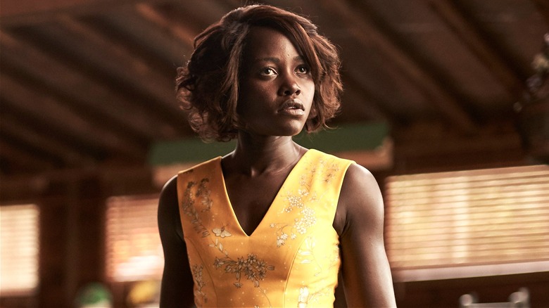 Miss Caroline écoutant attentivement