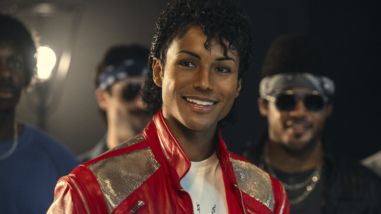 Michael Jackson souriant dans une veste Thriller