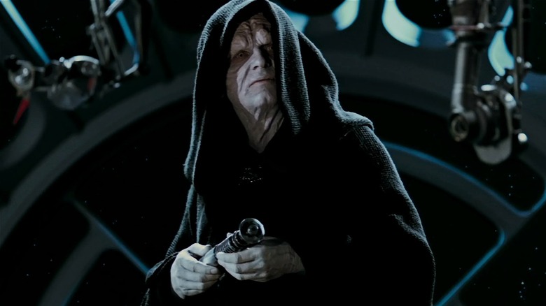 Dark Sidious tenant un sabre laser regardant de côté