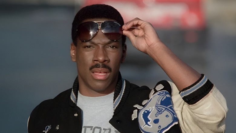 Axel Foley lève ses lunettes dans Le Flic de Beverly Hills II (1987)