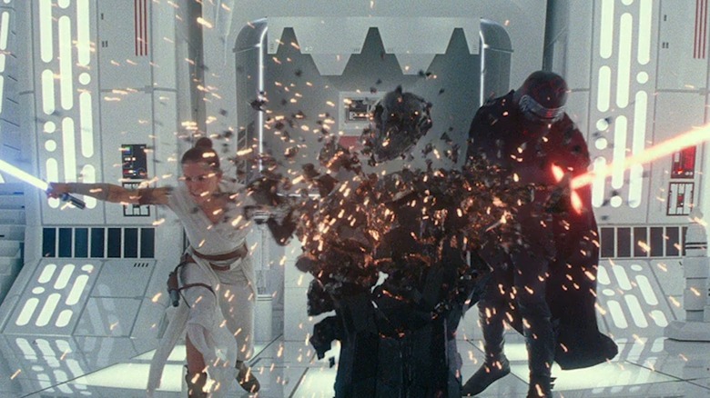 Rey et Kylo Ren brisent le casque de Dark Vador