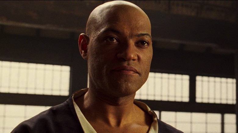 Morpheus debout dans le dojo dans The Matrix (1999)