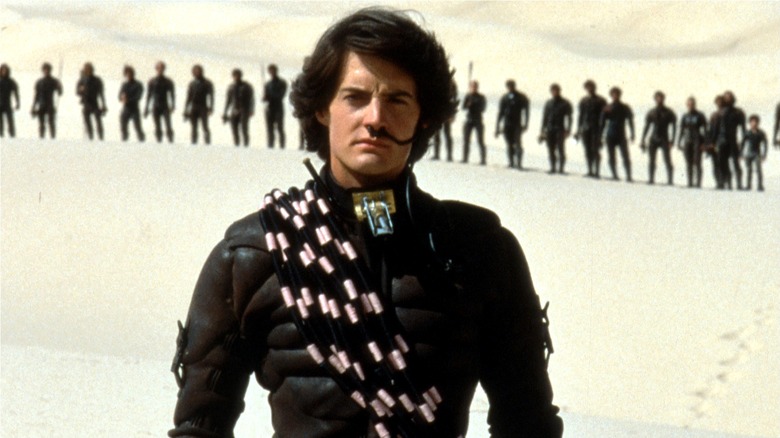 Paul Atreides debout devant l'armée dans le désert dans