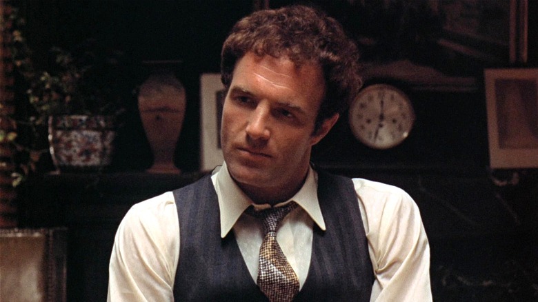 Sonny Corleone assis à l'écoute