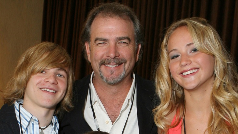 Graham Patrick Martin, Bill Engvall et Jennifer Lawrence souriant ensemble lors d'un événement