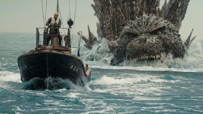 Godzilla nageant vers un bateau dans Godzilla Minus One